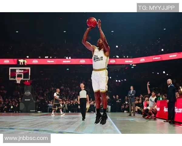 当NBA巨星遇上足球世界:跨界碰撞与运动激情的完美融合 当NBA巨星遇上足球世界:跨界碰撞与运动激情的完美融合